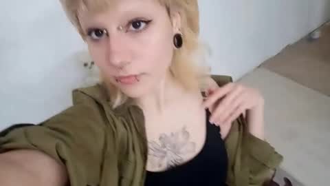 Snapshot of yolondamihara chatting on 12-05-25, 04:25 Lilly online show from 12-05-25, 04:25