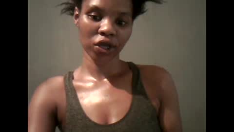 Snapshot of yoncexx25 chatting on 01-06-25, 02:03 amazingkellyxx online show from 01-06-25, 02:03