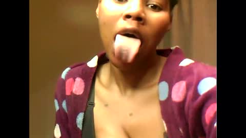 Snapshot of yoncexx25 chatting on 09-25-25, 09:29 amazingkellyxx online show from 09-25-25, 09:29