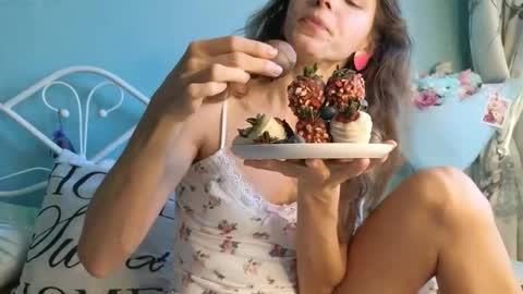 Snapshot of you_desire chatting on 10-22-25, 11:43 Liliya online show from 10-22-25, 11:43