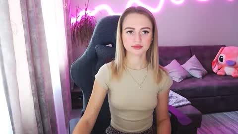 Snapshot of youdreamm chatting on 10-22-25, 08:14 Bella online show from 10-22-25, 08:14