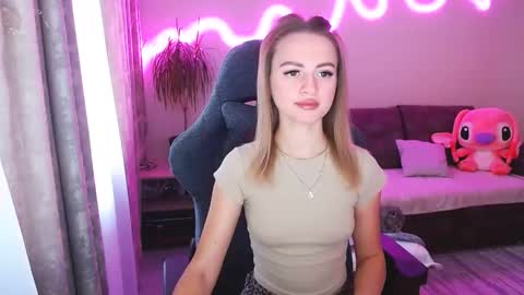 Snapshot of youdreamm chatting on 11-17-25, 07:36 Bella online show from 11-17-25, 07:36