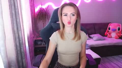 Snapshot of youdreamm chatting on 11-27-25, 07:43 Bella online show from 11-27-25, 07:43