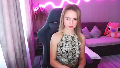 Snapshot of youdreamm chatting on 12-01-25, 07:46 Bella online show from 12-01-25, 07:46