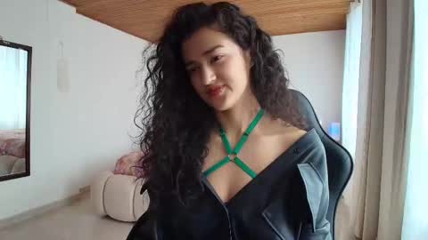 Snapshot of yourdreamgirl2025 chatting on 10-29-25, 02:08 yourdreamgirl2025 online show from 10-29-25, 02:08