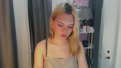 Snapshot of yourlovekylie chatting on 05-11-26, 04:04 KYLIE MORE online show from 05-11-26, 04:04