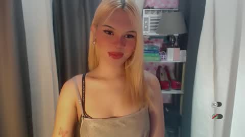 Snapshot of yourlovekylie chatting on 06-01-26, 04:03 KYLIE MORE online show from 06-01-26, 04:03