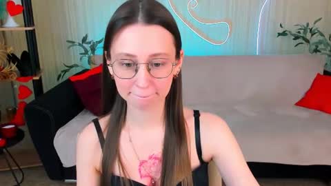 Snapshot of yourlovelystoryy chatting on 07-17-26, 12:34 Vetta online show from 07-17-26, 12:34