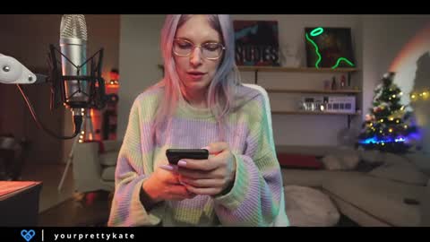 Snapshot of yourprettykate_ chatting on 12-14-24, 08:40 online show from 12-14-24, 08:40