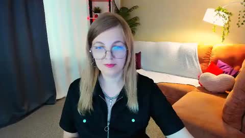 Snapshot of youruniverser chatting on 05-19-26, 11:38 Alice online show from 05-19-26, 11:38