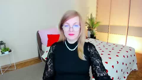 Snapshot of youruniverser chatting on 06-25-26, 12:53 Alice online show from 06-25-26, 12:53