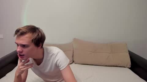 Snapshot of yueslang chatting on 12-02-25, 06:03 Yue Lang and Samm online show from 12-02-25, 06:03