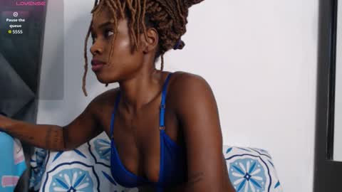 Snapshot of yuliana_miiller chatting on 10-23-25, 02:22 YulianaIndependent online show from 10-23-25, 02:22