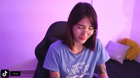 Yulienne online show from 11-19-25, 02:44