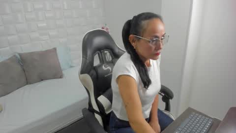 Y U L I T Z A online show from 11-24-25, 01:11