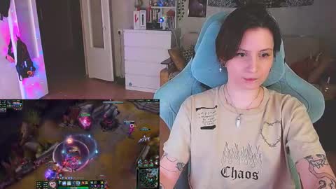 Snapshot of yum_neko_chan chatting on 02-05-25, 09:50 Kris online show from 02-05-25, 09:50