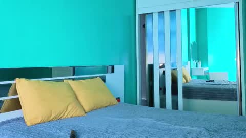 Yumi online show from 11-12-25, 06:25