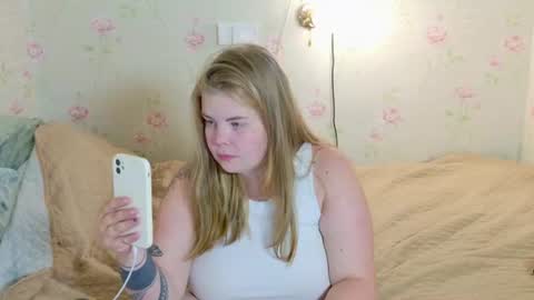 Snapshot of yumm_lolly chatting on 07-17-26, 05:40 Polly online show from 07-17-26, 05:40