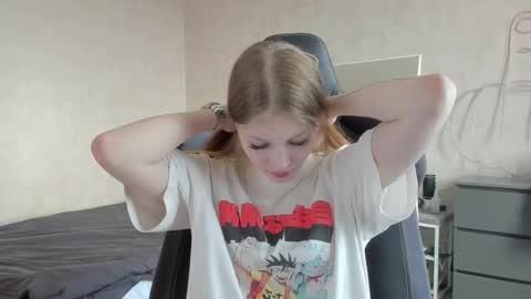 Snapshot of yunarosee chatting on 09-12-25, 11:21 yunarosee online show from 09-12-25, 11:21