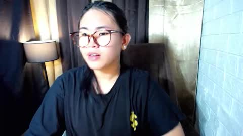 Snapshot of yuriyumixx_xoxo chatting on 11-11-25, 11:32 yuriyumixx_xoxo online show from 11-11-25, 11:32