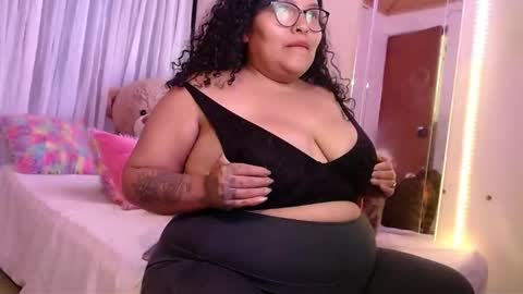 Snapshot of yvonn_jlove chatting on 09-19-25, 12:02 yvonn online show from 09-19-25, 12:02