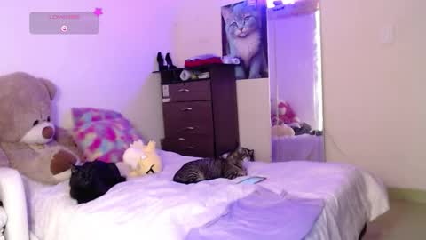 Snapshot of yvonn_jlove chatting on 10-31-25, 01:28 yvonn online show from 10-31-25, 01:28