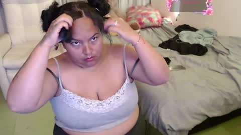 Snapshot of yvonn_jlove chatting on 12-03-25, 02:41 yvonn online show from 12-03-25, 02:41