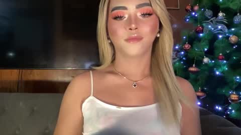 Snapshot of yvonne_guidotti chatting on 12-09-24, 05:19 Miss Cali online show from 12-09-24, 05:19