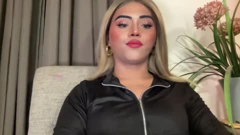 Snapshot of yvonne_guidotti chatting on 02-03-25, 06:56 Miss Cali online show from 02-03-25, 06:56