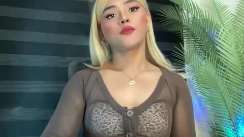 Snapshot of yvonne_guidotti chatting on 02-17-25, 04:42 Miss Cali online show from 02-17-25, 04:42