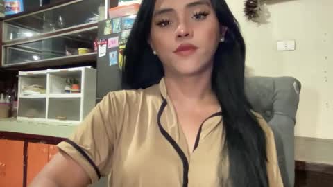 Snapshot of yvonne_guidotti chatting on 02-17-25, 04:04 Miss Cali online show from 02-17-25, 04:04