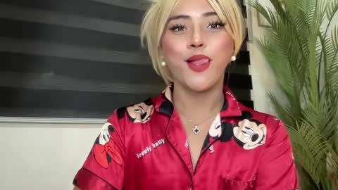 Snapshot of yvonne_guidotti chatting on 03-02-25, 10:35 Miss Cali online show from 03-02-25, 10:35