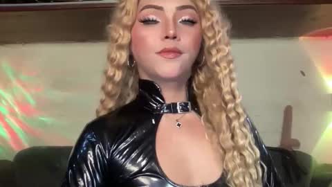 Snapshot of yvonne_guidotti chatting on 10-25-25, 06:57 Miss Cali online show from 10-25-25, 06:57