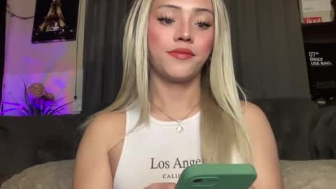 Snapshot of yvonne_guidotti chatting on 12-19-25, 12:17 Miss Cali online show from 12-19-25, 12:17