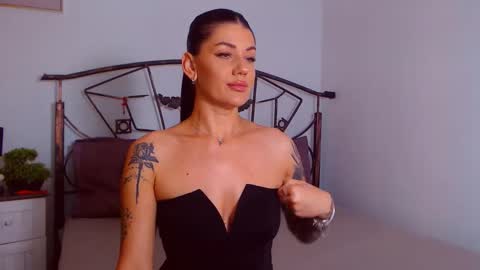 I V Y   online show from 09-18-25, 07:38