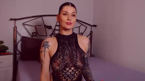 Snapshot of yvonneeverlee chatting on 05-15-26, 08:49 I V Y online show from 05-15-26, 08:49