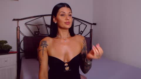 Snapshot of yvonneeverlee chatting on 06-25-26, 08:46 I V Y online show from 06-25-26, 08:46