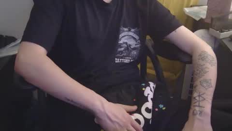 zachmcw25 online show from 04-18-26, 02:37