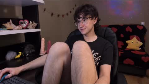 Snapshot of zackstivensen chatting on 02-21-25, 11:43 Zachary next stream on monday online show from 02-21-25, 11:43