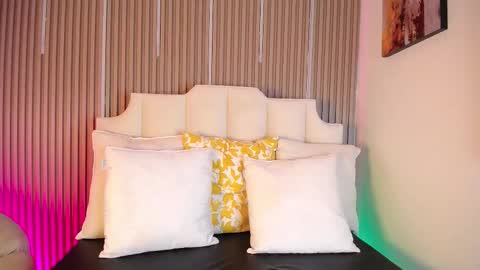 Zafiro online show from 03-18-26, 04:59