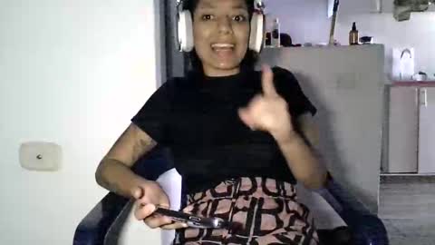 Snapshot of zafiro_rubi chatting on 05-23-26, 02:43 Zafiro online show from 05-23-26, 02:43