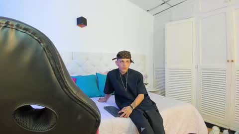 Snapshot of zaira_angel chatting on 10-30-25, 03:19 Zaira Angel online show from 10-30-25, 03:19