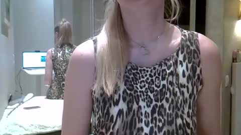 Snapshot of zarinaswift chatting on 01-09-25, 04:30 Zarina Swift online show from 01-09-25, 04:30