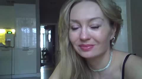 Snapshot of zarinaswift chatting on 01-20-25, 04:10 Zarina Swift online show from 01-20-25, 04:10