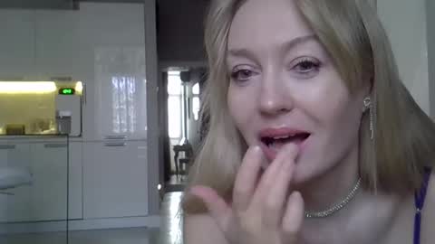 Snapshot of zarinaswift chatting on 01-22-25, 04:44 Zarina Swift online show from 01-22-25, 04:44