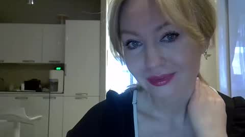 Snapshot of zarinaswift chatting on 02-10-25, 04:41 Zarina Swift online show from 02-10-25, 04:41