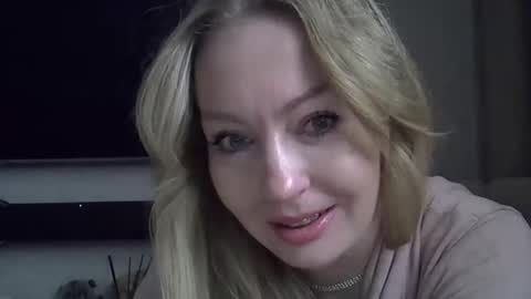Snapshot of zarinaswift chatting on 02-19-25, 05:27 Zarina Swift online show from 02-19-25, 05:27
