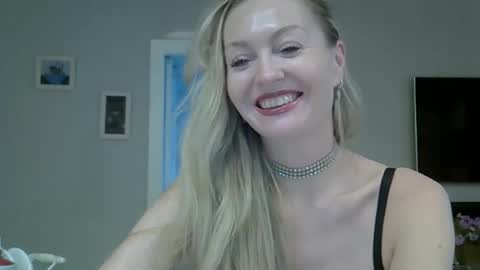 Snapshot of zarinaswift chatting on 09-28-25, 12:10 Zarina Swift online show from 09-28-25, 12:10