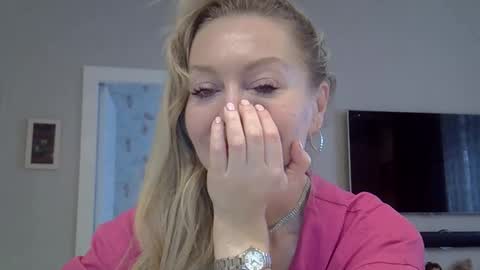 Snapshot of zarinaswift chatting on 10-10-25, 04:33 Zarina Swift online show from 10-10-25, 04:33