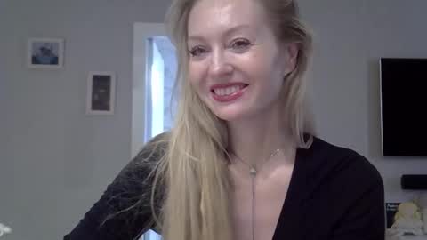 Snapshot of zarinaswift chatting on 10-18-25, 11:11 Zarina Swift online show from 10-18-25, 11:11